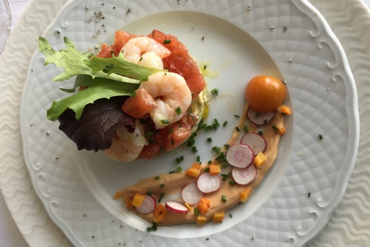 Tartare-de-tomate-et-avocat-aux-crevettes-marinees-scaled